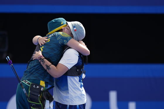 France's Caroline Lopez hugs Australia's Laura Paeglis after Lopez won an archery individual elimination round in Paris on Thursday.  [AP/YONHAP]