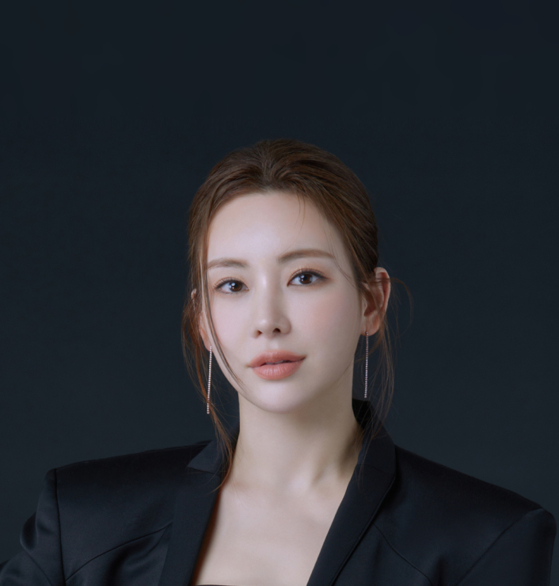 Jeong Sun-ah is the first musical actor to join Weverse, a fan community platform largely dominated by K-pop stars and their fans. [WEVERSE]