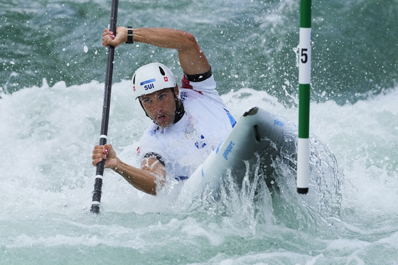 Martin Dougoud of Switzerland competes in the men's kayak single finals at the Paris Olympics on Thursday in Vaires-sur-Marne, France. [AP/YONHAP]