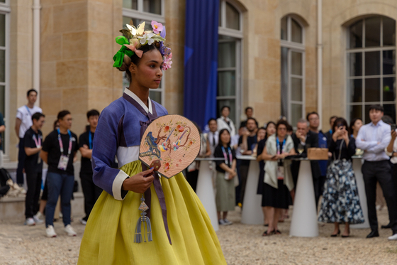 A fashion show for hanbok, or Korean traditional dress, is held inside the Korea House, the Korean cultural center in Paris, on Aug. 1. [MINISTRY OF CULTURE, SPORTS AND TOURISM] 