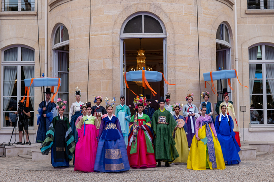 Models for the hanbok (Korean traditional dress) fashion show pose for a photo at the Korea House in Paris on Aug. 1. [MINISTRY OF CULTURE, SPORTS AND TOURISM] 