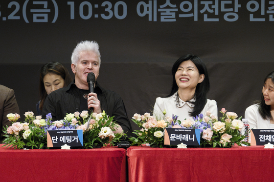 Conductor Dan Ettinger, left, and violinist Moon Barennie speak to press about the upcoming SAC International Music Festival at Seoul Arts Center in Seocho District, southern Seoul, on Friday. [SEOUL ARTS CENTER]