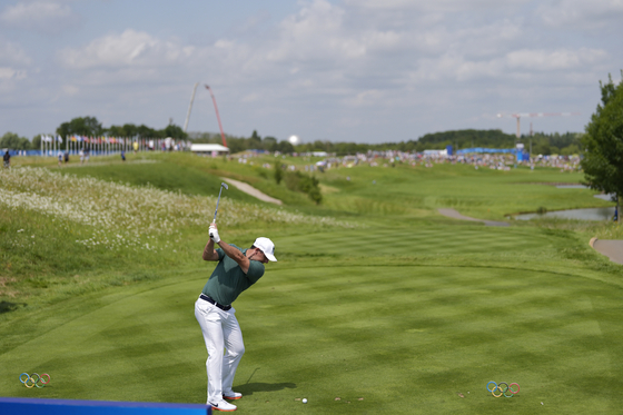 Rory McIlroy of Ireland plays his tee shot on the 15th hole during the first round of the men's golf event at the 2024 Paris Olympics at Le Golf National in Saint-Quentin-en-Yvelines in France on Thursday.  [AP/YONHAP]