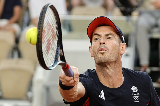 Andy Murray of Great Britain in action during his Paris Olympics men's doubles quarterfinal at Roland Garros in Paris on Thursday.  [EPA/YONHAP]
