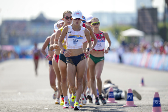 Spain's Maria Perez leads the pack during the women's 20-kilometer race walk in Paris on Thursday.  [AP/YONHAP]