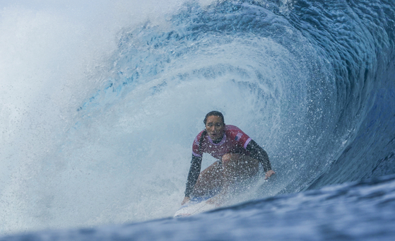 Carissa Moore of the United States gets into a barrel during round three on day six of the women's surfing competition in Teahupo'o, French Polynesia on Thursday.  [AP/YONHAP]