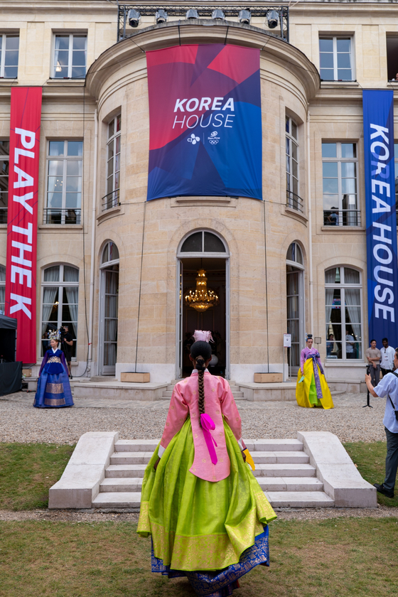 A fashion show for hanbok, or Korean traditional dress, is held inside the Korea House, the Korean cultural center in Paris, on Aug. 1. [MINISTRY OF CULTURE, SPORTS AND TOURISM] 