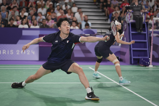 Korea's Seo Sung-jae, left, and Chae Yu-jung play against their compatriots Kim Won-ho and Jeong Na-eun in the mixed doubles badminton semifinals in Paris, France on Thursday. [AP/YONHAP]