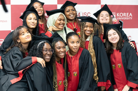 Students that finished Korea University's International Summer Campus program pose for a photo at the university's campus in Seongbuk District, northern Seoul, on Thursday [KOREA UNIVERSITY]