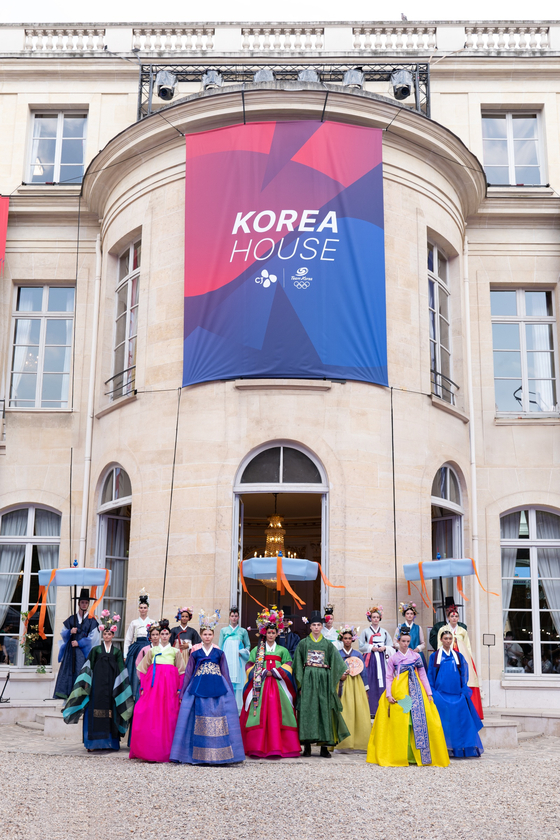 Models for the hanbok (Korean traditional dress) fashion show pose for a photo at the Korea House in Paris on Aug. 1. [MINISTRY OF CULTURE, SPORTS AND TOURISM] 