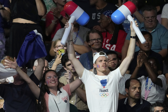 France fans cheer at the swimming finals in Paris, France on Thursday.  [AP/YONHAP]