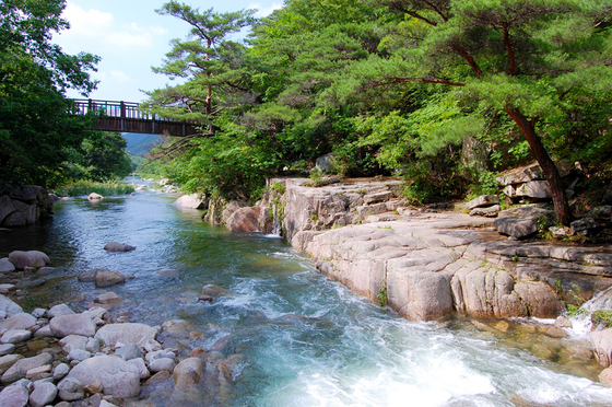 Ssanggok Valley in Goesan County, North Chungcheong, is near Ssanggok Falls with an eight-meter high cliff. [GOESAN COUNTY]