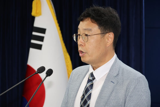 Hong Jeong-ik, director of infectious disease policy at the Korea Disease Control and Prevention Agency, speaks during a press conference at the Central Government Complex in Jongno District, central Seoul, on Thursday. [YONHAP]