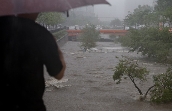 Cheonggyecheon trail is flooded with rain as heavy downpour drenched Seoul on July 17. [YONHAP]