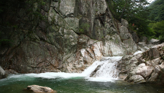 Jungwon Valley in Yangpyeong County, Gyeonggi, is known for the emerald shade of its water. [KOREA TOURISM ORGANIZATION]