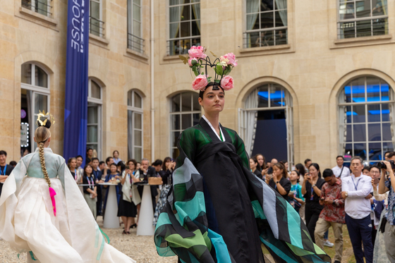 A fashion show for hanbok, or Korean traditional dress, is held inside the Korea House, the Korean cultural center in Paris, on Aug. 1. [MINISTRY OF CULTURE, SPORTS AND TOURISM] 