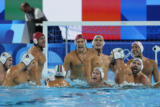 Italy players prepare for a men's water polo Group A preliminary match against Montenegro at the Paris Olympics in in Saint-Denis, France on Thursday. [AP/YONHAP] 