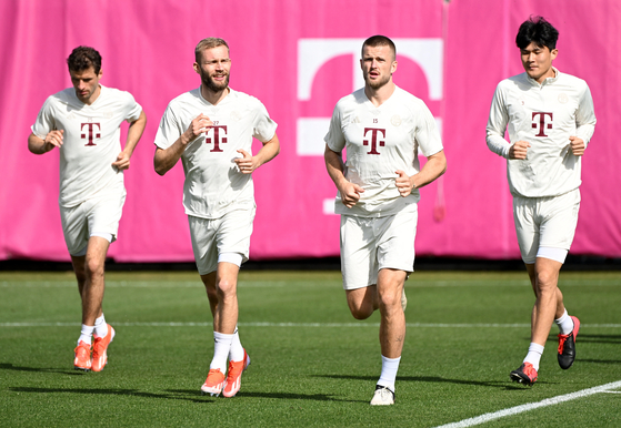 From left: Bayern Munich's Tomas Muller, Konrad Laimer, Eric Dier and Kim Min-jae during training in Munich on April 29.   [REUTERS/YONHAP]