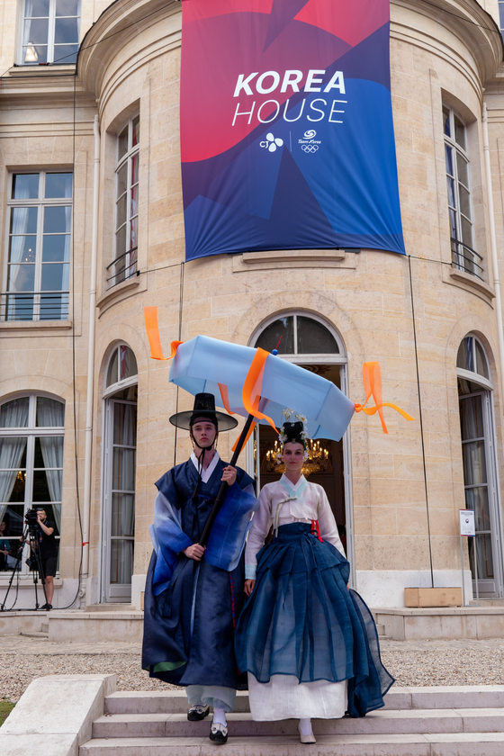 A fashion show for hanbok, or Korean traditional dress, is held inside the Korea House, the Korean cultural center in Paris, on Aug. 1. [MINISTRY OF CULTURE, SPORTS AND TOURISM] 