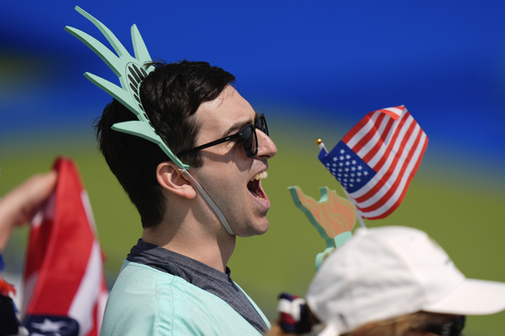 A United States fan cheers during the archery individual elimination round in Paris on Thursday.  [AP/YONHAP]