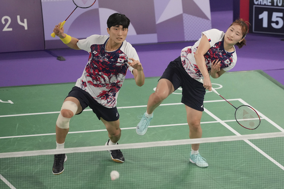 Korea's Kim Won-ho, left, and Jeong Na-eun play against compatriots Seo Sung-jae and Chae Yu-jung in the mixed doubles badminton semifinals in Paris, France on Thursday.  [AP/YONHAP]
