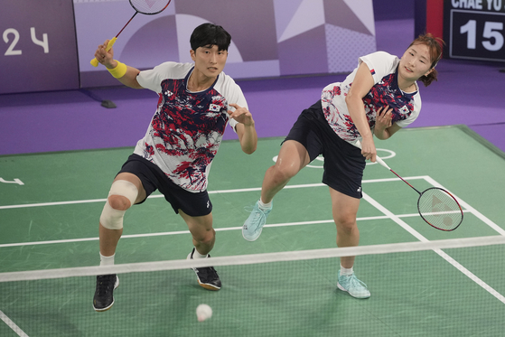 Korea's Kim Won-ho, left, and Jeong Na-eun play against compatriots Seo Sung-jae and Chae Yu-jung in the mixed doubles badminton semifinals in Paris, France on Thursday. [AP/YONHAP]