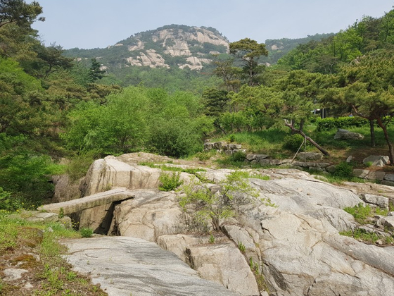 Suseongdong Valley in Jongno District, central Seoul, embraces parts of history from the late Joseon Dynasty (1392-1910). [JOONGANG ILBO]