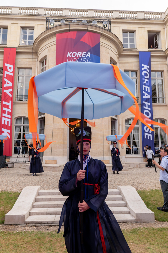 A fashion show for hanbok, or Korean traditional dress, is held inside the Korea House, the Korean cultural center in Paris, on Aug. 1. [MINISTRY OF CULTURE, SPORTS AND TOURISM] 