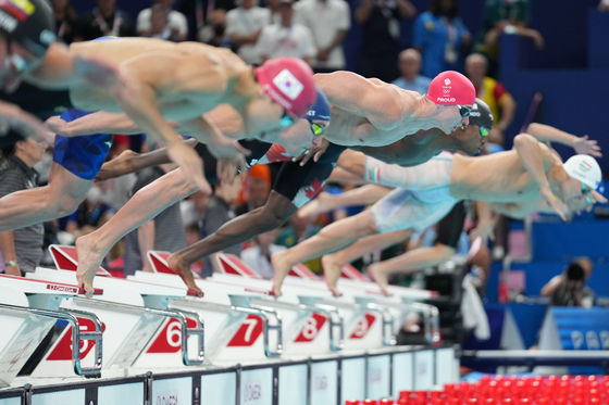 Benjamin Proud of Britain competes during the men's 50-meter freestyle heats of swimming at the Paris Olympics in Paris on Thursday. [XINHUA/YONHAP]