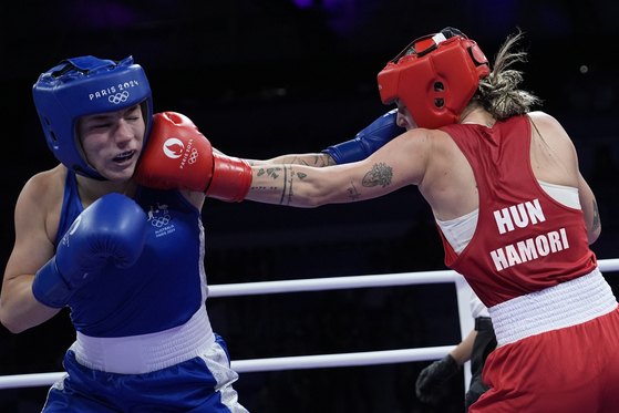 Hungary's Anna Hamori, right, fights Australia's Marissa Williamson in their women's 66-kilogram preliminary boxing match at the Paris Olympics in Paris on Thursday. [AP/YONHAP]