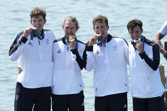 New Zealand's Tom Murray, Logan Ullrich, Matt MacDonald and Ollie MacLean pose with the silver medal in the men's four final at the Paris Olympics on Thursday in Vaires-sur-Marne, France. [AP/YONHAP]