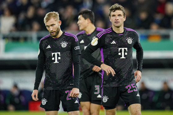 Bayern Munich's Konrad Laimer, Kim Min-jae and Thomas Mueller stand during a match against Saarbruecken in Saarbruecken, Germany on Nov. 1, 2023.  [AP/YONHAP]