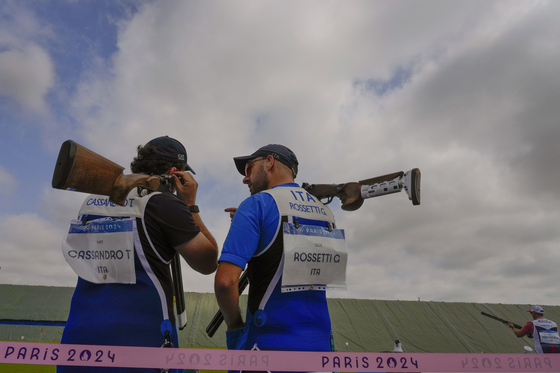 Italian athlete Tammaro Cassandro, left, talks to his teammate Gabriele Rossetti during the skeet men pre-event training in Chateauroux, France on Thursday.  [AP/YONHAP]