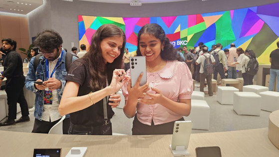 A Samsung employee helps a visitor understand the latest AI features in the Galaxy S24 Ultra at Samsung Electronics' BCK Mumbai branch in India. [SAMSUNG ELECTRONICS]