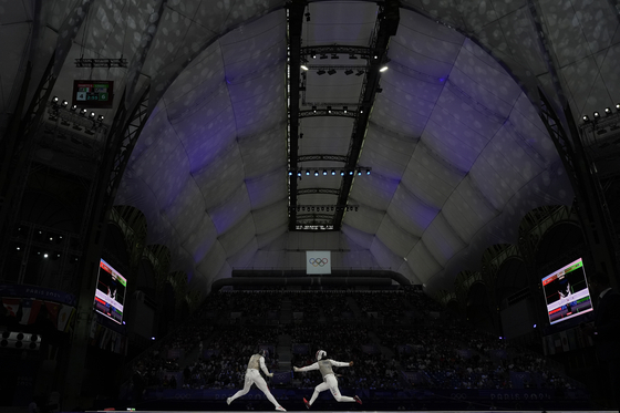 Italy's Martina Favaretto, left, competes with the United States' Lauren Scruggs in the women's team foil final at the Grand Palais in Paris on Thursday.  [AP/YONHAP]
