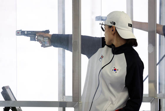 Korean shooter Kim Ye-ji competes in the 25-meter women’s qualificaiton round in Chateauroux, France on Friday. [JOINT PRESS CORPS] 