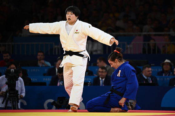 Rika Takayama of Japan, left, reacts after winning her bout against Guusje Steenhuis of the Netherlands in the women's -78 kilogram repechage contest at Champ de Mars Arena in Paris on Thursday. [REUTERS/YONHAP]