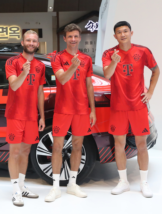 From left: Bayern Munich's Konrad Laimer, Thomas Muller and Kim Min-jae pose during an Audi promotional event in Yeouido, central Seoul on Friday.  [NEWS1]