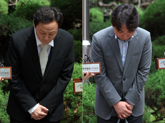 TMON CEO Ryu Kwang-jin, left, and WeMakePrice CEO Ryu Hwa-hyeon bow their heads to apologize for the ongoing liquidity crunch at the online marketplaces before attending hearings at the Seoul Bankruptcy Court in western Seoul on Friday. [NEWS1] 
