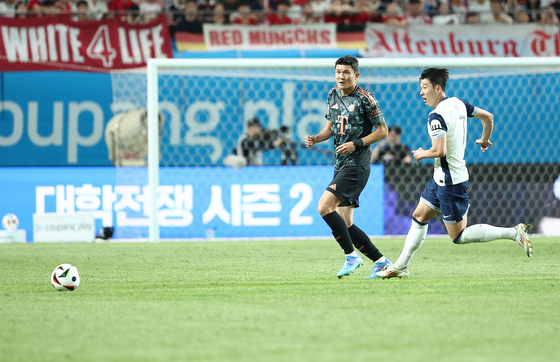 Bayern Munich's Kim Min-jae, left, and Tottenham Hotspur's Son Heung-min play during a Coupang Play Series match at Seoul World Cup Stadium in western Seoul Saturday. [YONHAP]