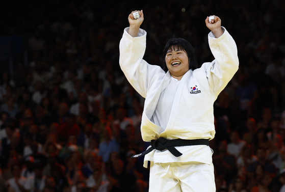 Korea's Kim Ha-yun reacts after beating Kayra Ozdemir of Turkey in the women's +78-kilogram judo bronze medal match in Paris on Friday.  [REUTERS/YONHAP]