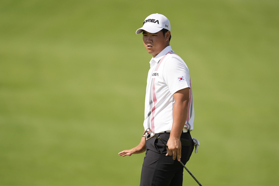 Tom Kim reacts to his putt on the 17th green during the second round of the men's golf event at the 2024 Paris Olympics on Friday.  [AP/YONHAP]