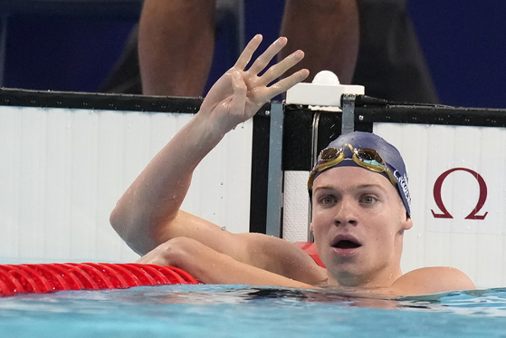 Leon Marchand of France celebrates after winning the men's 200-meter individual medley final at the 2024 Paris Olympics in paris on Friday.  [AP/YONHAP]