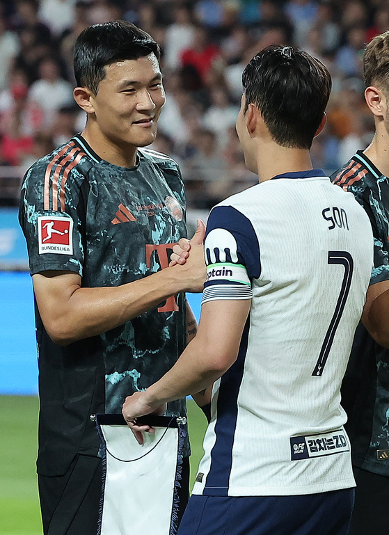 Bayern Munich defender Kim Min-jae, left, shakes hands with Tottenham Hotspur captain Son Heung-min before the kick-off of the Coupang Play Series match at Seoul World Cup Stadium in western Seoul on Saturday. [NEWS1] 