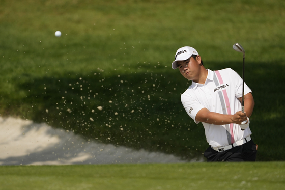Tom Kim plays from a bunker on the third green during the second round of the men's golf event at the Paris Olympics on Friday.  [AP/YONHAP]