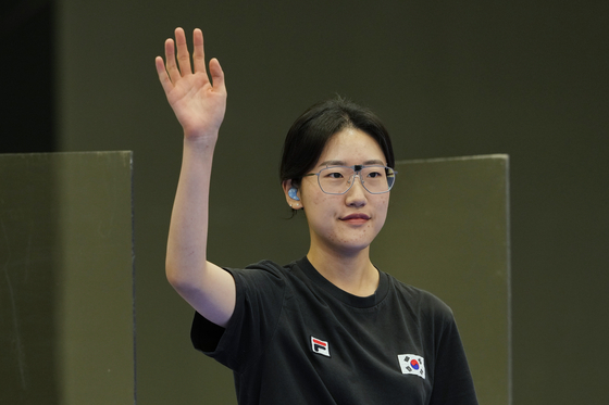 Korea's Yang Ji-in waves as she is introduced before the women's 25-meter pistol final at the 2024 Paris Olympics on Saturday in Chateauroux, France. [AP/YONHAP]