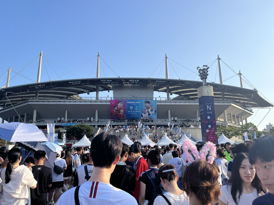 Thousands arrive at Seoul World Cup Stadium hours before kickoff. [MARY YANG]