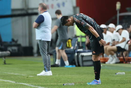 Bayern Munich defender Kim Min-jae bows to fans before exiting the pitch during the second half of the match against Tottenham Hotspur at Seoul World Cup Stadium in western Seoul Saturday. [YONHAP]