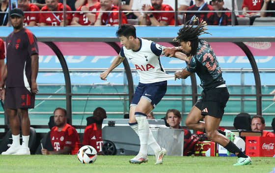 Tottenham Hotspur's Son Heung-min breaks through in a Couopang Play Series match against Bayern Munich at Seoul World Cup Stadium in western Seoul Saturday. [NEWS1[