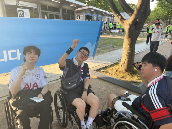 Son Heung-min and by default Tottenham Hotspur fan Yang Ji-seok, center, attends his third Coupang Play Series on Saturday. [MARY YANG]